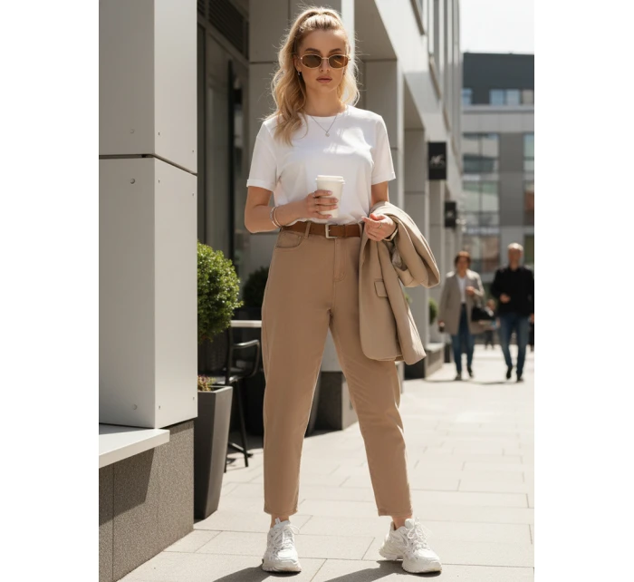 Dámské džíny s páskem mom fit béžové Dstreet model 21996306 - FashionStreet Dámské džíny s páskem mom fit béžové Dstreet model 21996306 - FashionStreet