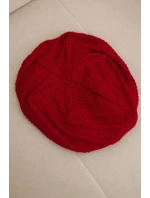 Dámská zimní čepice z vlny volného střihu s ozdobným pletením model 21878063 červená - K-Fashion Dámská zimní čepice z vlny volného střihu s ozdobným pletením model 21878063 červená - K-Fashion