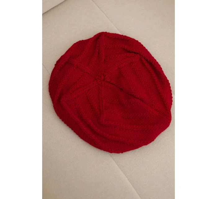 Dámská zimní čepice z vlny volného střihu s ozdobným pletením model 21878063 červená - K-Fashion Dámská zimní čepice z vlny volného střihu s ozdobným pletením model 21878063 červená - K-Fashion