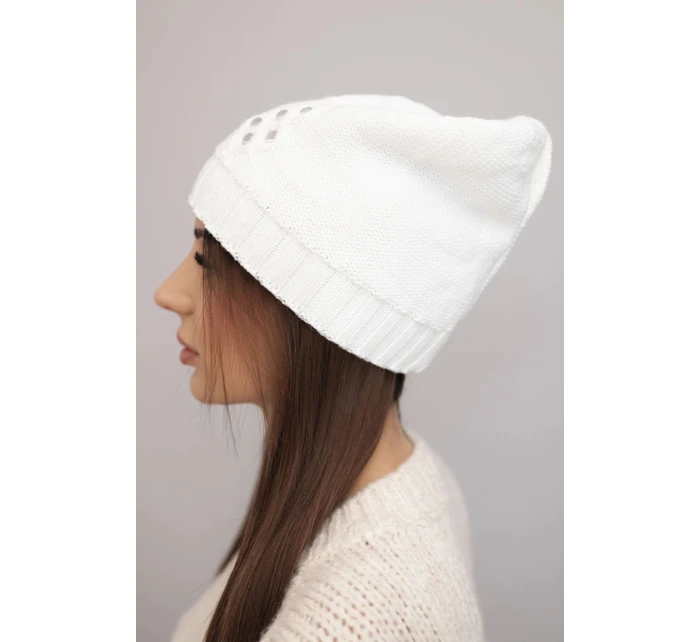 Dámská zimní čepice s ozdobným květinou a zirkony K400 bílá