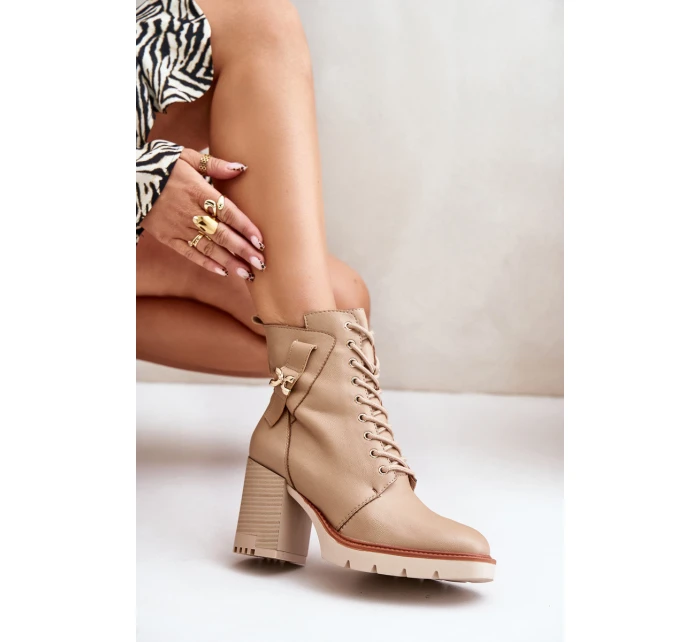 Zateplené botky na podpatku se zlatým detailem béžové model 21672439 - Boto Zateplené botky na podpatku se zlatým detailem béžové model 21672439 - Boto