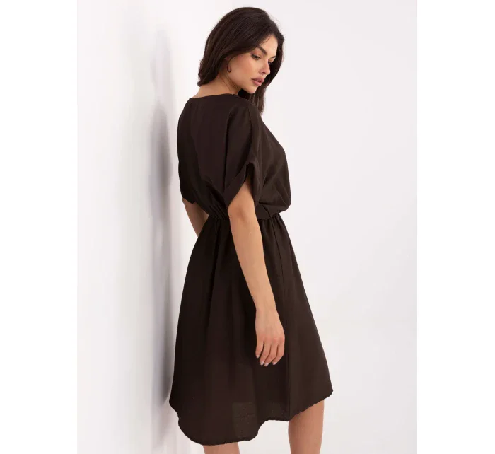 Šaty MI SK A63751.67 tmavě hnědé Šaty MI SK A63751.67 tmavě hnědé