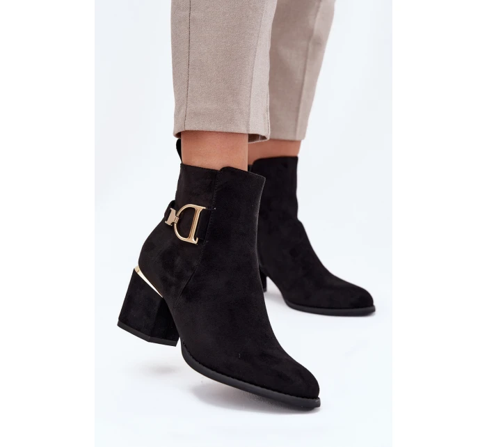 Zateplené dámské boty na podpatku se zlatými prvky černé model 21708256 - Boto Zateplené dámské boty na podpatku se zlatými prvky černé model 21708256 - Boto