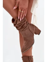 Zateplené dámské kotníkové boty s řasením na sloupkovém podpatku hnědé model 21711655 - Boto