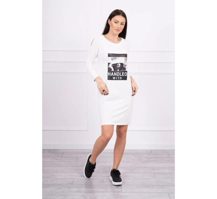 model 18744064 se šaty s potiskem v barvě ecru - K-Fashion