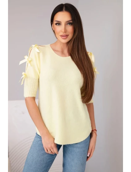 Dámský svetr s krátkým rukávem a ozdobnými mašličkami žlutý