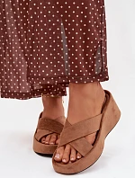 Dámské pantofle na platformě z eko semiše hnědé Calorine