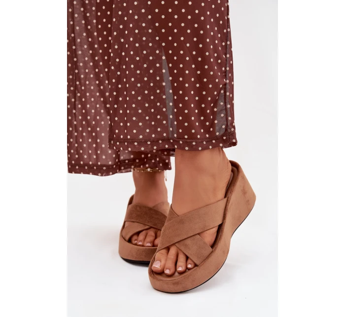 Dámské pantofle na platformě z eko semiše hnědé model 21919342 - Boto