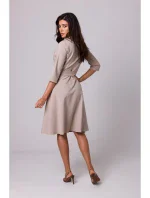 model 18407105 Zavinovací šaty se šálovým límcem béžové - BeWear