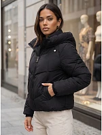 Kurtka damska zimowa pikowana z kapturem czarna model 22394836 - FashionStreet Kurtka damska zimowa pikowana z kapturem czarna model 22394836 - FashionStreet