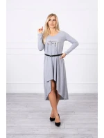 Šaty s ozdobným páskem a nápisem šedé barvy