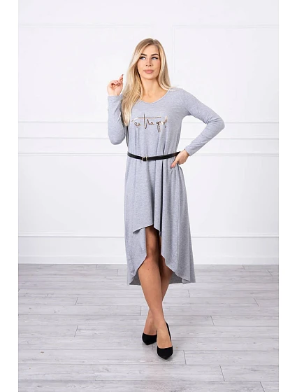 Šaty s ozdobným páskem a nápisem šedé barvy