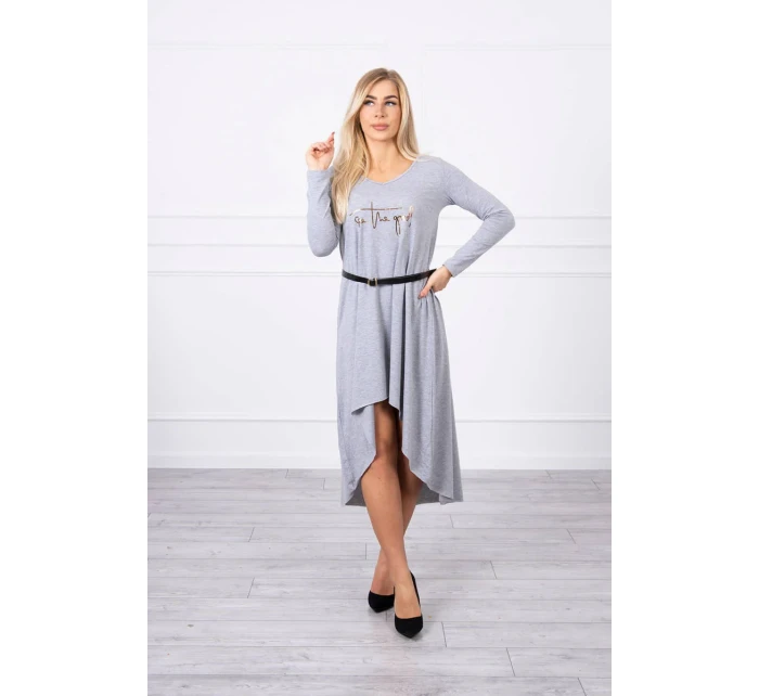 Šaty s ozdobným páskem a nápisem šedé barvy