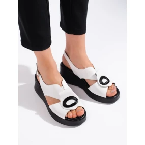 Pěkné bílé dámské  sandály na klínku