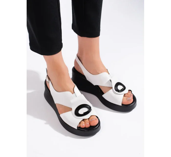 Pěkné bílé dámské  sandály na klínku