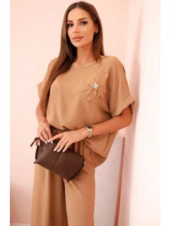 Dámský komplet z viskózy s ozdobným květem a širokými kalhotami - camel
