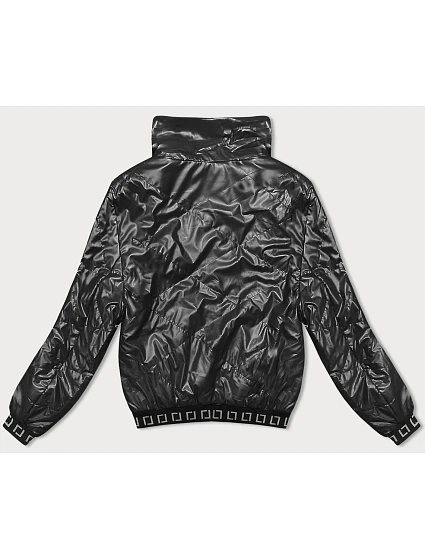 Krátká černá lesklá dámská bunda se stojáčkem model 18848652 - J.STYLE Krátká černá lesklá dámská bunda se stojáčkem model 18848652 - J.STYLE