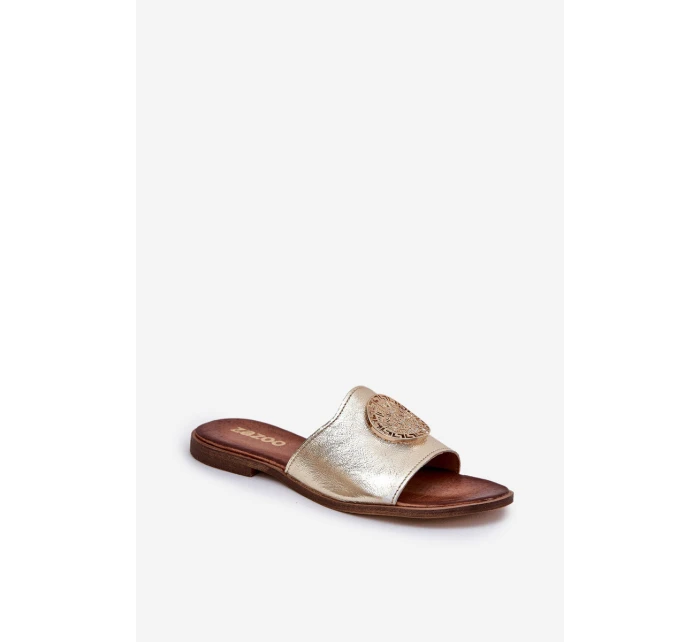 model 21686340 Kožené Pantofle Na Plochém Podpatku S Ozdobou Zlaté - Zazoo