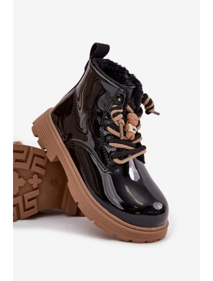 Dětské zateplené lakované kotníkové botky s medvídkovou připínkou – černé Jovellea Dětské zateplené lakované kotníkové botky s medvídkovou připínkou – černé Jovellea