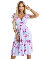 MATILDE midi šaty s obálkovým výstřihem a krátkými rukávy modré s růžovými květy model 22014770 - numoco MATILDE midi šaty s obálkovým výstřihem a krátkými rukávy modré s růžovými květy model 22014770 - numoco