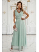 Dlouhé maxi šaty s a hlubokým výstřihem pistáciová barva model 22082632 - numoco basic Dlouhé maxi šaty s a hlubokým výstřihem pistáciová barva model 22082632 - numoco basic