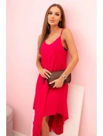 Dámské šaty na ramínkách rozšířené s asymetrickým lemem fuchsie