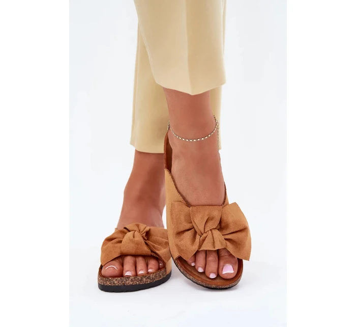 Dámské pantofle na korkové podešvi s mašlí – camel