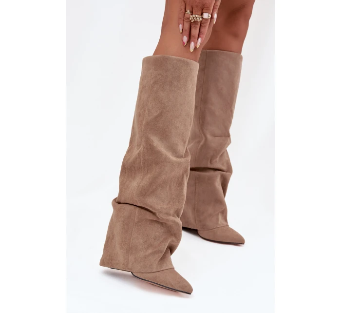 Dámské zateplené kozačky s vyhrnutou špičkou na sloupkovém podpatku Elivira – béžové