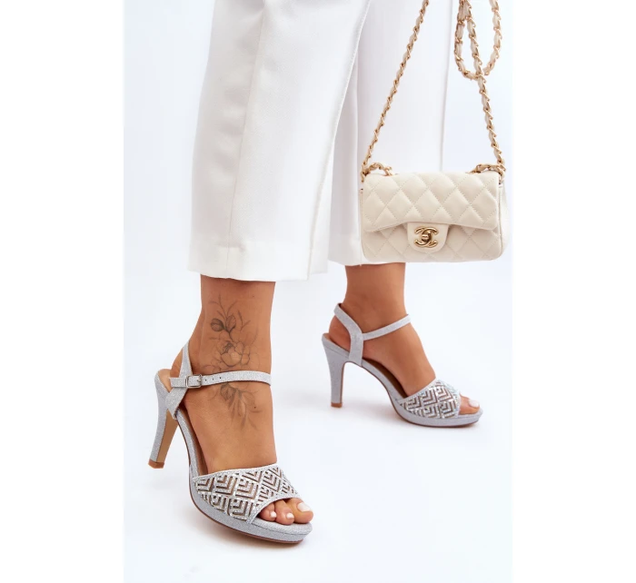 Ozdobené sandály na podpatku model 21645611 stříbrné - D&A Ozdobené sandály na podpatku model 21645611 stříbrné - D&A