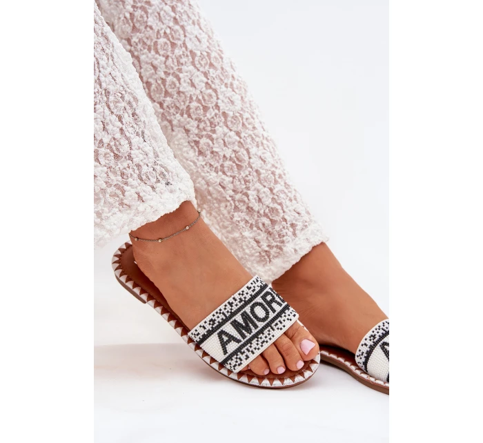 Dámské sandály na plochém podpatku se zdobením Amore bílé Avelina Dámské sandály na plochém podpatku se zdobením Amore bílé Avelina