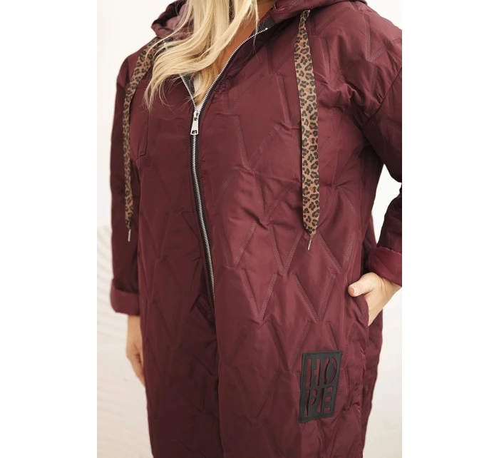 Dámská bunda Plus Size prošívaná s kapucí a nápisem model 21393386 švestková - K-Fashion