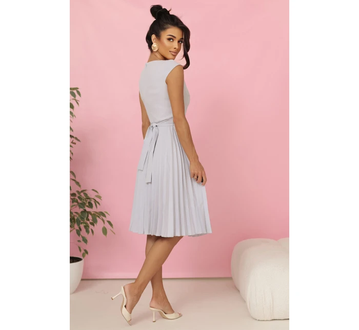 LILA Plisované šaty s krátkými rukávy a páskem model 21215937 - numoco LILA Plisované šaty s krátkými rukávy a páskem model 21215937 - numoco