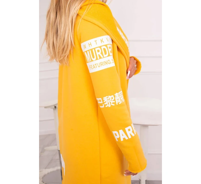 Plášť s hořčičným nápisem