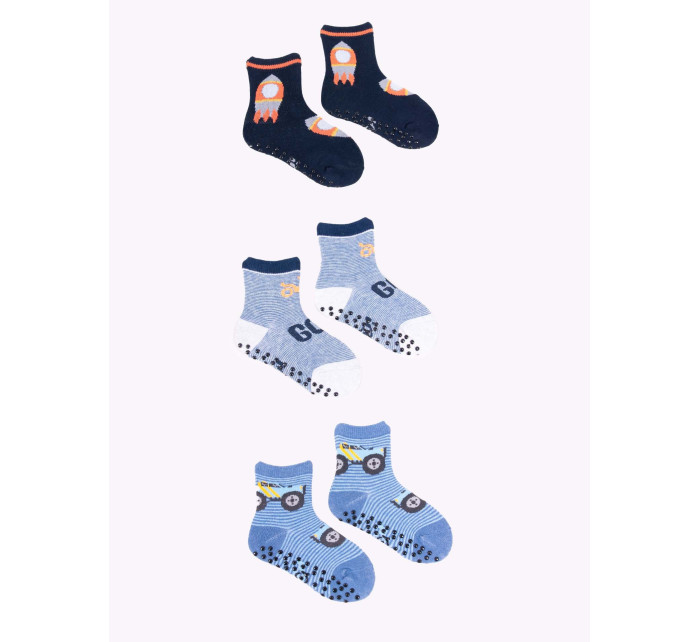 Yoclub Chlapecké bavlněné ponožky proti uklouznutí s ABS vzorem Barvy 3-pack SKA-0109C-AA3A-004 Vícebarevné