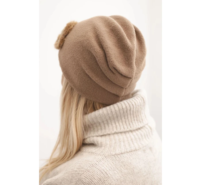 Dámská čepice s ozdobnými model 21489440 květinami elegantní černá - K-Fashion