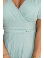 dlouhé třpytivé šaty s výstřihem a krátkými rukávy pistáciová barva model 22019068 - numoco basic