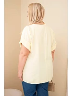 Dámská viskózová halenka pro plnoštíhlé s krátkým rukávem a ozdobným šátkem žlutá