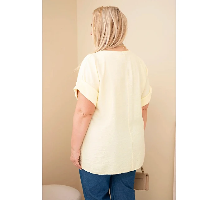 Dámská viskózová halenka pro plnoštíhlé s krátkým rukávem a ozdobným šátkem žlutá