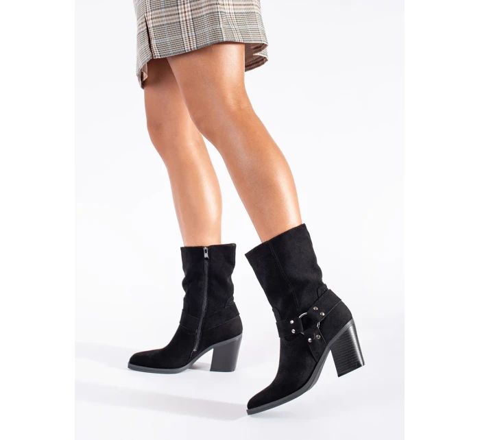 Zajímavé dámské kotníčkové boty na plochém podpatku Zajímavé dámské kotníčkové boty na plochém podpatku