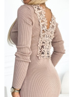 Pohodlné svetrové šaty s krajkou na zádech - cappuccino