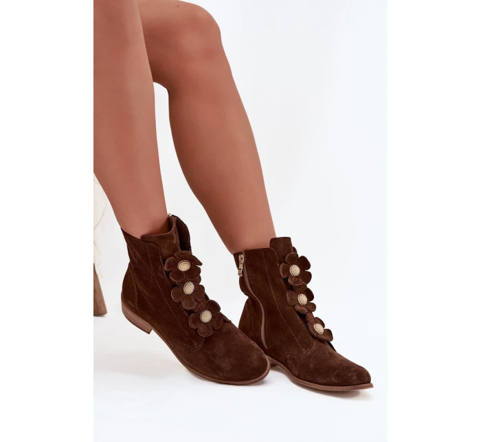 Semišové dámské kotníkové boty s ozdobnými květinami Zazoo 3085 hnědé