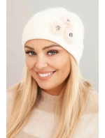 Dámská čepice s ozdobnými model 21474869 květinami elegantní ecru - K-Fashion