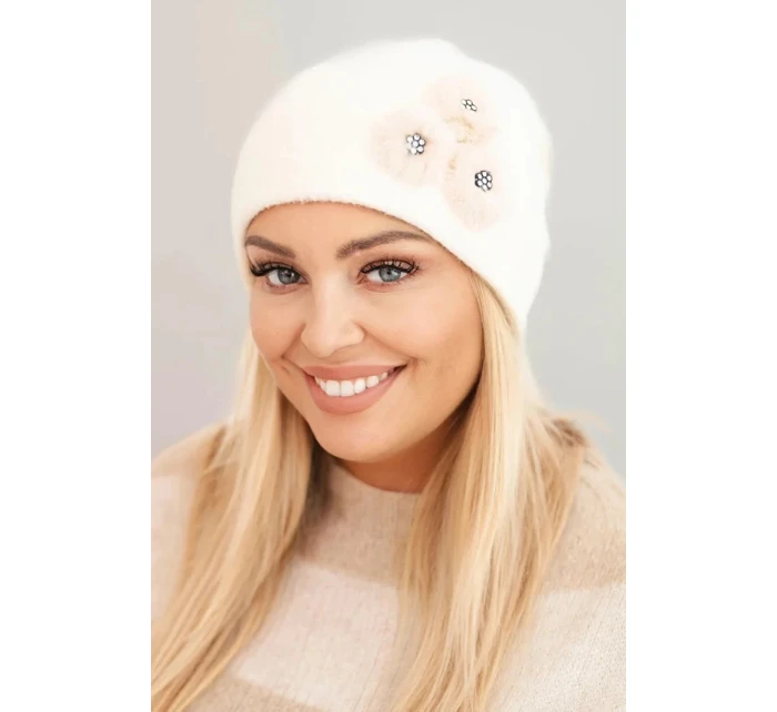 Dámská čepice s ozdobnými model 21474869 květinami elegantní ecru - K-Fashion