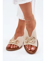 Dámské sandály na plochém podpatku se zlatou ozdobou béžové model 21701665 - EVENTO