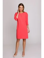 Šaty uvolněného střihu s výstřihem s  korálová barva model 20966115 - STYLOVE