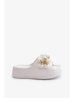 Dámské pěnové pantofle s ozdobami na silné bílá model 20897481 - Kesi Dámské pěnové pantofle s ozdobami na silné bílá model 20897481 - Kesi
