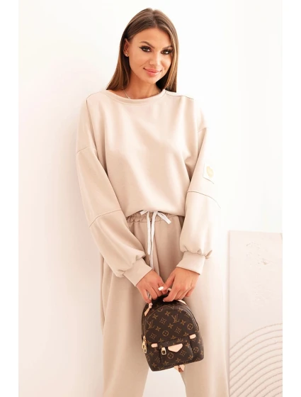 Dámský komplet model 21285327 s volnou mikinou a kalhotami s nápisem LOVE béžový - K-Fashion Dámský komplet model 21285327 s volnou mikinou a kalhotami s nápisem LOVE béžový - K-Fashion
