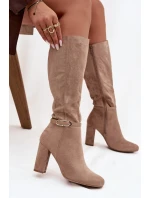 Dámské zateplené kozačky na sloupkovém podpatku se zlatou přezkou Seraphine – béžové Dámské zateplené kozačky na sloupkovém podpatku se zlatou přezkou Seraphine – béžové