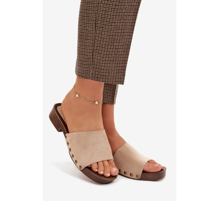 Dámské nazouváky na plochém podpatku se zlatými přezkami Béžové model 21919209 - EVENTO