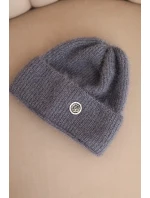 Dámská zimní čepice model 21441760 s ozdobným knoflíkem grafitová - K-Fashion Dámská zimní čepice model 21441760 s ozdobným knoflíkem grafitová - K-Fashion